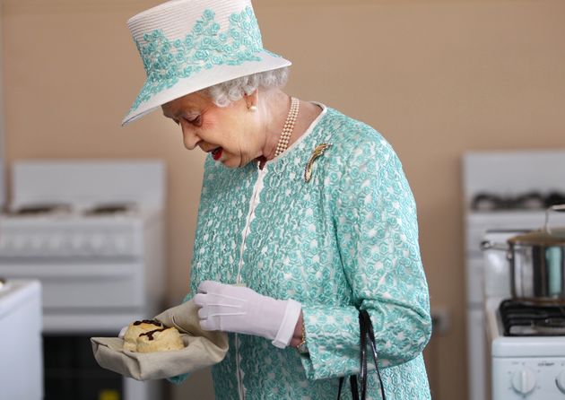 Η βασίλισσα Ελισάβετ επισκέπτεται την κουζίνα του κολεγίου Clontafr Aboriginal στο Περθ, τον Οκτώβριο του 2011 και δοκιμάζει σκόουνς. 