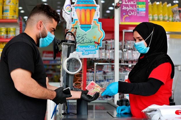 Xρήματα αλλάζουν χέρια στη Βασόρα του Ιράκ. 2 Μαϊου 2020. (AP Photo/Nabil al-Jurani)