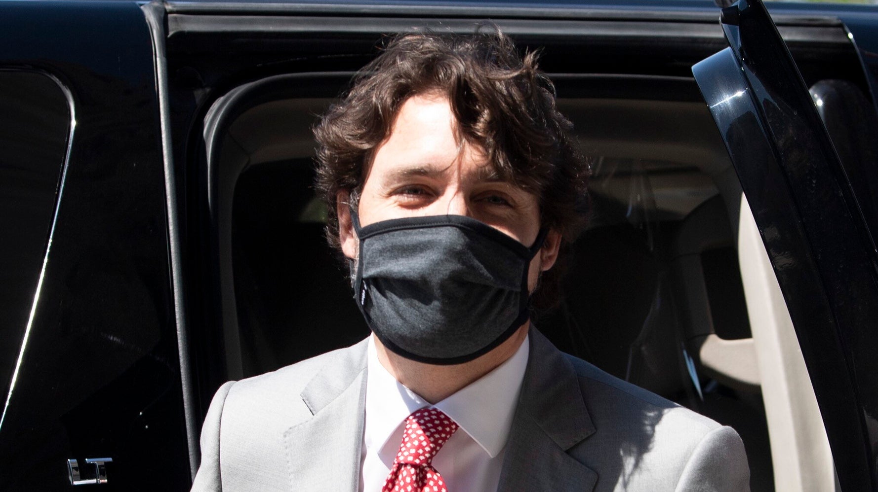 Trudeau Says He’ll Wear A Face Mask When He Can’t Physically Distance ...