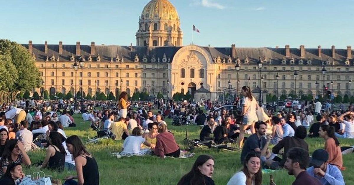 Coronavirus A Paris La Police Evacue L Esplanade Des Invalides Bondee Le Huffpost