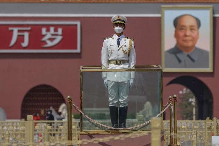 マスク姿で警戒に当たる治安要員（中国北京の天安門広場） 