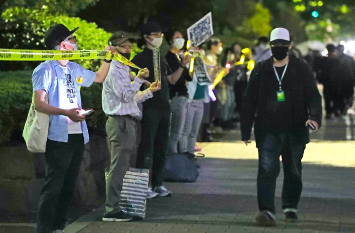 検察庁法改正案に抗議するため国会前に集まった人たち＝１５日、東京都千代田区