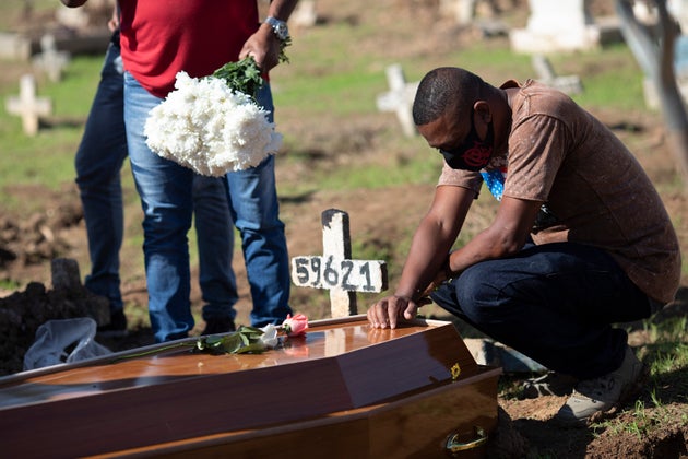 Ταφή νεκρού από κορονοϊό στο Ρίο ντε Τζανέιρο.