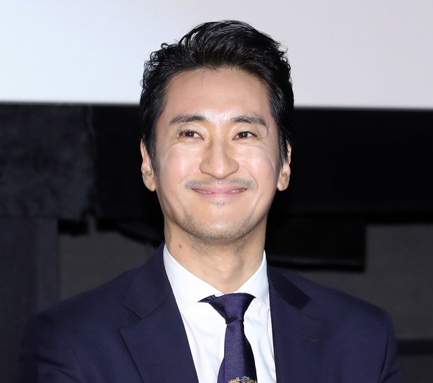 배우 신현준이 '닮은꼴' 즐라탄 분장 하고 광고를 찍고 있다 | 허프포스트코리아