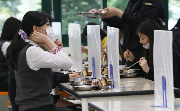 20일 울산 중구 함월고등학교에서 학생들이 칸막이가 설치된 급식실에서 점심을 먹고