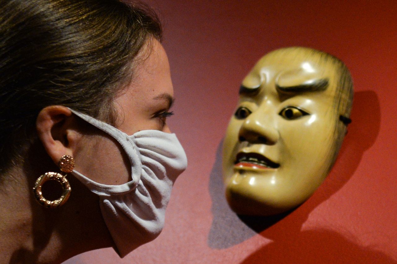Έκθεση στο Manggha Museum of Japanese Art and Technology -Κρακοβία - Μια γυναίκα κοιτά μια αρχαία μάσκα (Photo by Artur Widak/NurPhoto via Getty Images)