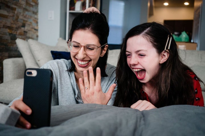 «Parce que nous ne pouvions pas aller voir nos familles en personne pour leur dire la bonne nouvelle, nous avons décidé de faire une vidéoconférence avec tout le monde depuis notre salon. Cette photo s'est produite lorsque la tante de Molly a complètement paniqué d'excitation.»