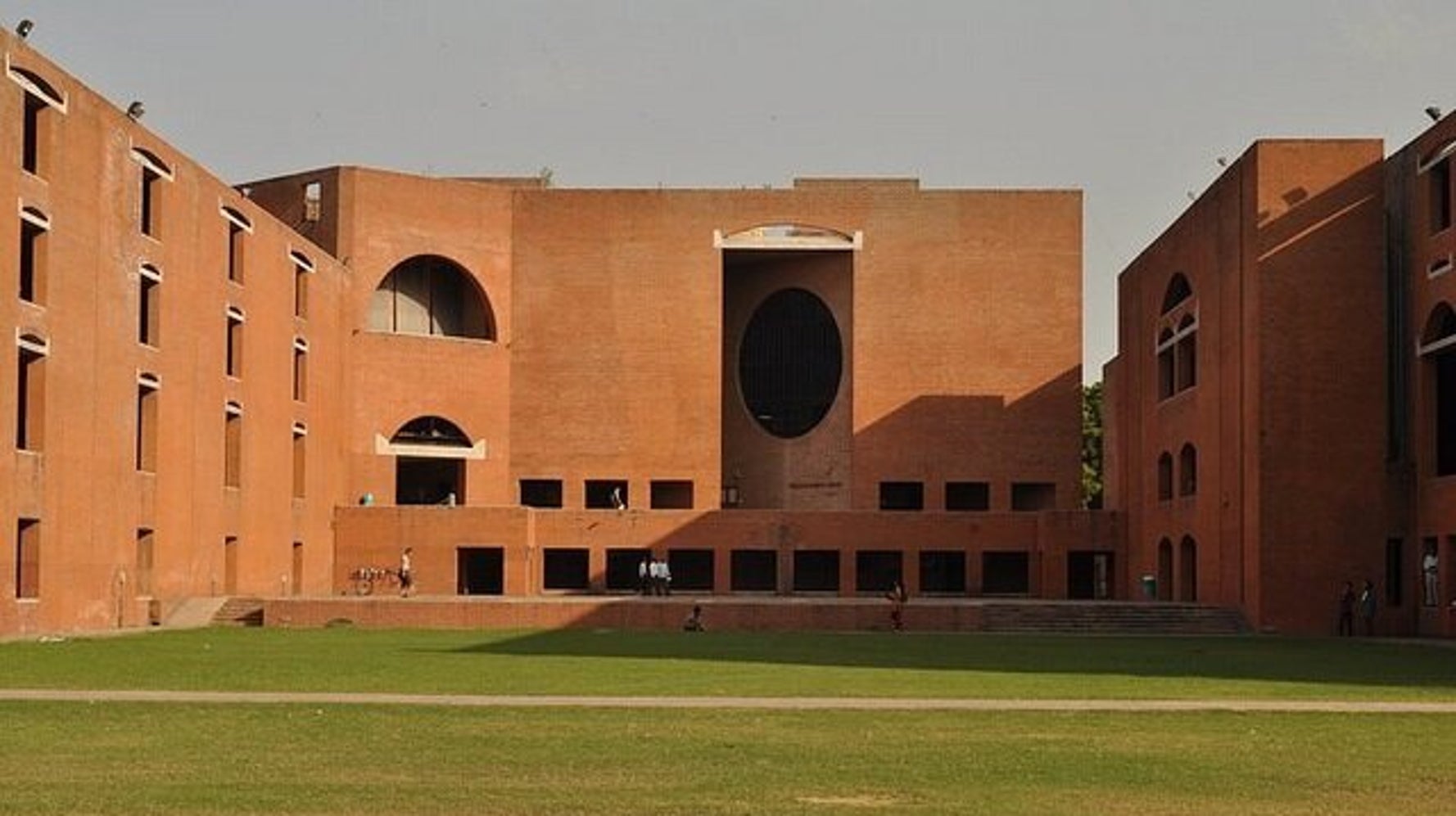 iim-ahmedabad-and-firm-that-built-modi-s-office-in-gujarat-accused-of