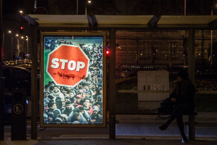 Φωτογραφία αρχείου. Ουγγαρία. Αφίσσα με αντιμεταναστευτικό μήνυμα κατά την προεκλογική εκστρατεία του Ορμπάν το 2018