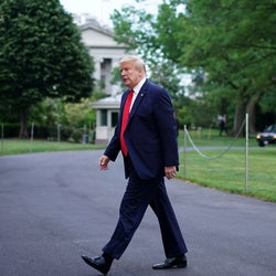 En hommage aux victimes, Trump met les drapeaux en