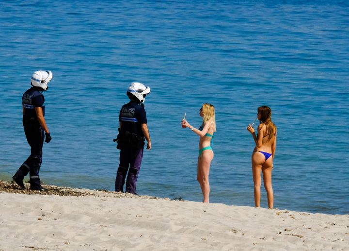 Περιπολία στις παραλίες των Καννών στη Γαλλία, για έλεγχο της τήρησης των μέτρων. 