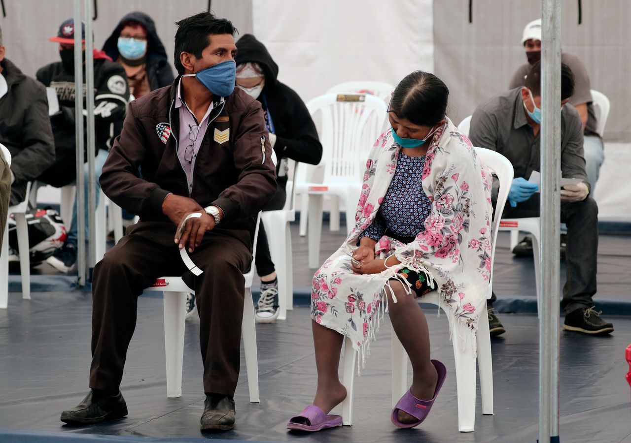 Ασθενής με συμπτώματα κορονοϊου περιμένουν να εξεταστούν σε νοσοκομείο του Εκουαδόρ (20 Μαϊου) 