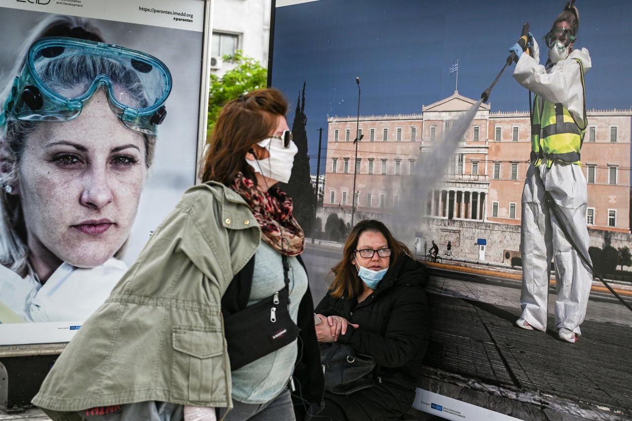 Περιμένοντας το λεωφορείο (Photo by ARIS MESSINIS / AFP) (Photo by ARIS MESSINIS/AFP via Getty Images)