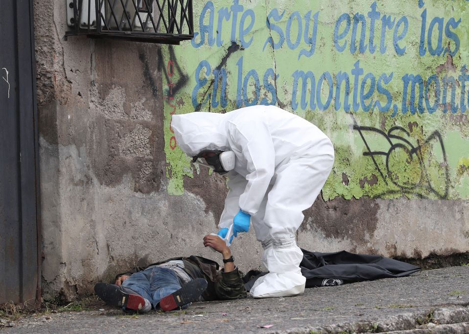 Λήψη αποτυπωμάτων για την ταυτοποίηση άνδρα που πέθανε από κορονοϊό στη μέση το δρόμου στον Ισημερινό (5 Μαϊου) 