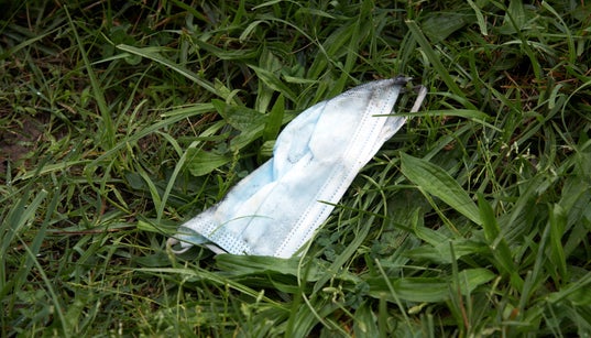 Combien de temps un masque jeté dans la nature met-il pour se décomposer