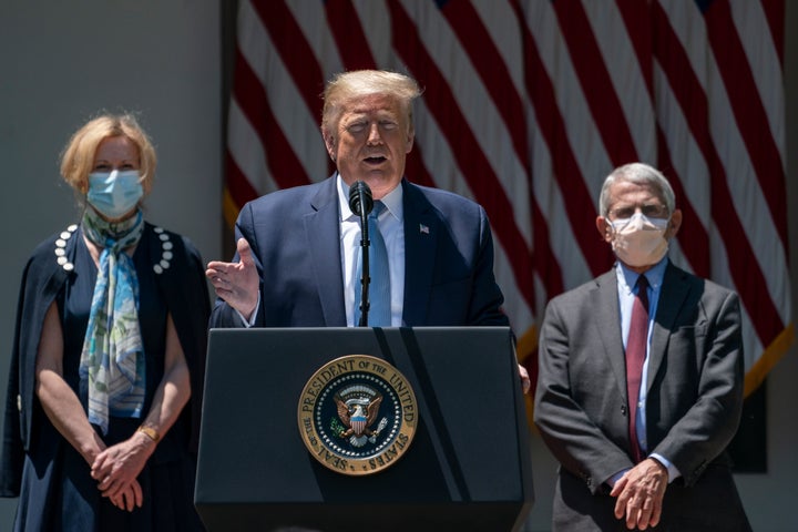 Donald Trump, acompañado por los doctores Birx y Fauci, hablando sobre los avances en la vacuna para el coronavirus y sin mascarilla. 
