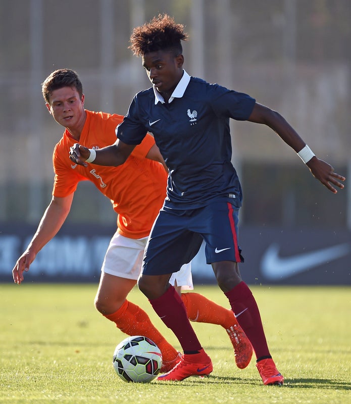 Âgé de 24 ans, Jordan Diakiese se serait éteint dans l’après-midi du jeudi 21 mai. Latéral droit du club corse Furiani-Agliani, il avait été formé et a évolué au Paris Saint-Germain entre 2008 et 2015.>>> En savoir plus dans notre article par ici
