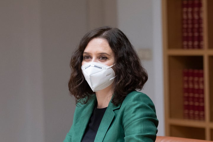 Isabel Díaz Ayuso con mascarilla FPP2.