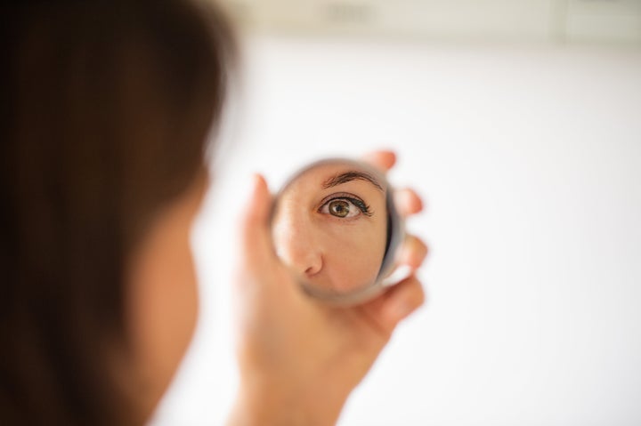 J’ai vérifié que mon maquillage n’était pas défait comme il m’arrive souvent: en me pointant devant le miroir pour fixer un point précis de mon visage pour éviter le contact visuel avec moi-même.