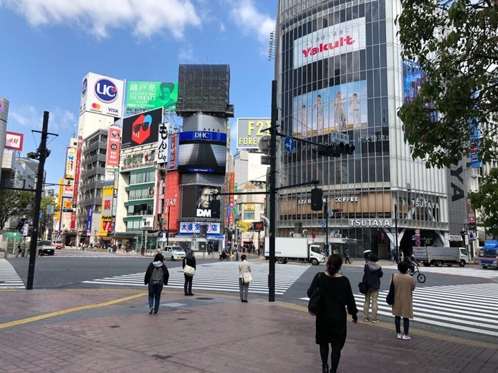 緊急事態宣言下のスクランブル交差点（東京・渋谷、4月）