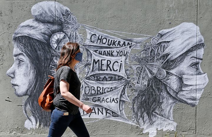 Γκράφιτι στο Παρίσι: Η καθημερινότητα της πανδημίας ανέδειξε μια νέα κατηγορία, τους κοινωνικούς ήρωες: γιατροί, νοσηλευτές, καθαριστές κτλ (Photo by Chesnot/Getty Images)