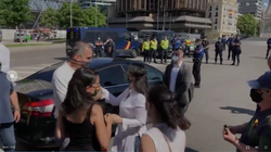 Tocándose y sin respetar la distancia: dirigentes de Vox se saltan las normas en la manifestación de