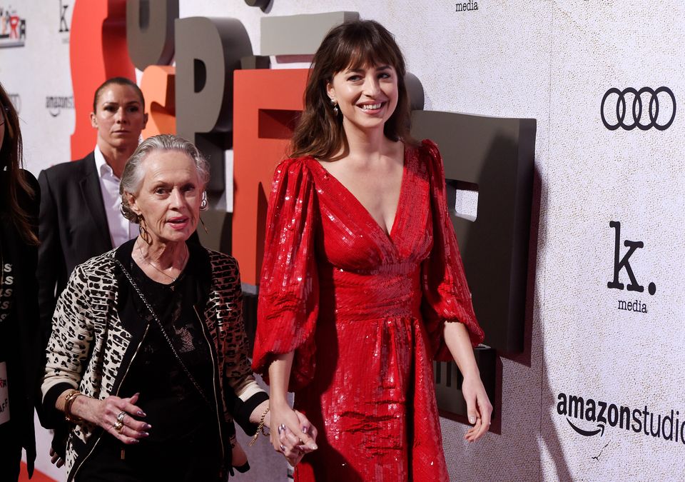 Η Ντακότα Τζόνσον κρατώντας από το χέρι τη γιαγιά της, Τίπι Χέντρεν, στην πρεμιέρα της ταινίας της «Suspiria», το 2018 στο Λος Άντζελες.