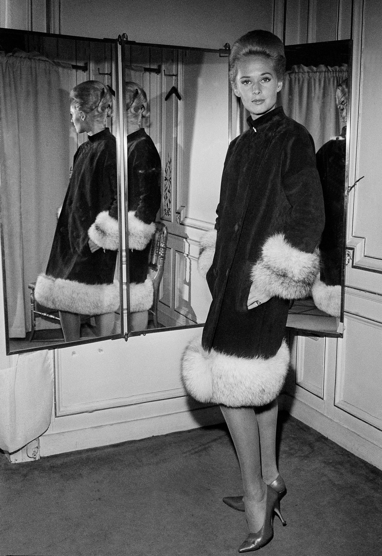 Η Τίπι στην επίδειξη του Πιερ Καρντέν στο ξενοδοχείο Ριτζ, 9 Σεπτεμβρίου 1963, Παρίσι. 
