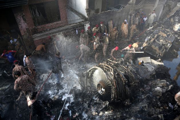 Πακιστάν: Toυλάχιστον 97 νεκροί από το αεροπορικό δυστύχημα – Εντοπίστηκαν τα δύο μαύρα