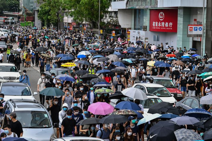 全人代で提案された「国家安全法」を香港にも適用するための新しい治安法に反対し、道路を行進する人々（5月24日）