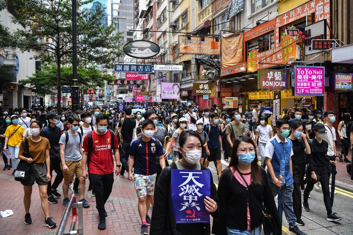 全人代で提案された「国家安全法」を香港にも適用するための新しい治安法に反対し、道路を行進する人々（5月24日）