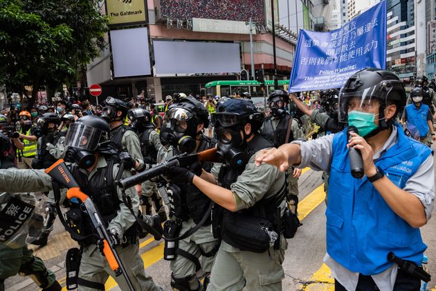 デモ参加者を警戒して機動隊が集まった(5月24日)