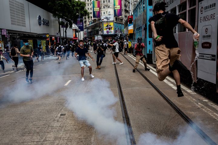 香港版「国家安全法」の提案に抗議するデモ参加者に催涙弾が発射される（5月24日）
