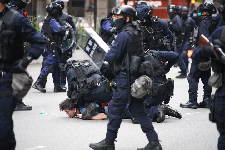 香港版「国家安全法」の提案に抗議するデモ参加者が機動隊に取り押さえられる（5月24日）