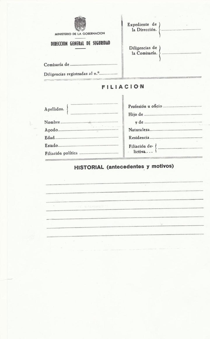 1953. Μας συλλαμβάνουν στη Μαδρίτη έξω από το Πράντο, με την κατηγορία λαθεμπορίου όπλων! Μας ανοίγουν φάκελο πριν μας αφήσουν (με το δείγμα που πρόλαβα να το… κλέψω από το γραφείο του Αστυνόμου). 