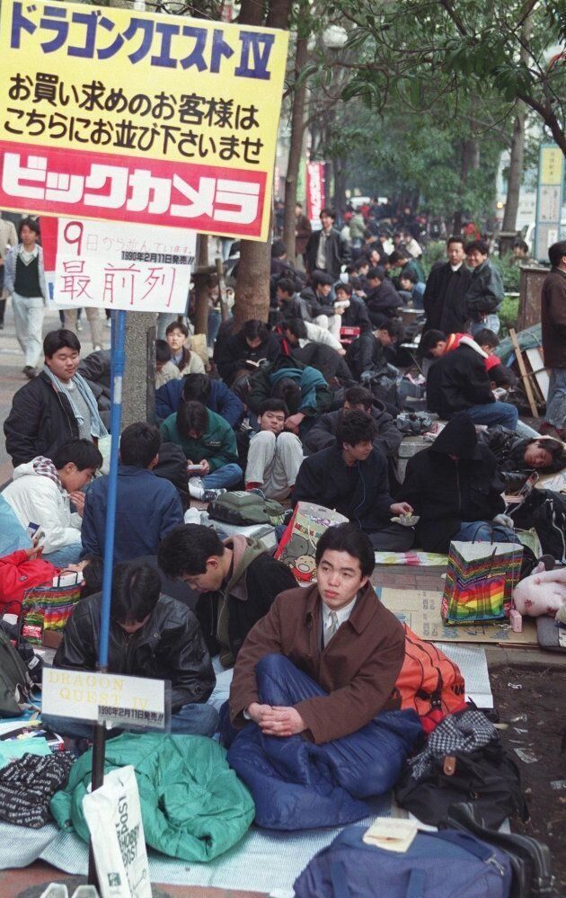 人気コンピューターゲームソフト「ドラゴンクエスト４」を買うため、長い列をつくるファン（東京・ＪＲ池袋駅東口） 撮影日：1990年02月10日