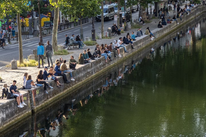 Παριζιάνοι λιάζονται πλάι στις όχθες του Σεν Μαρτίν