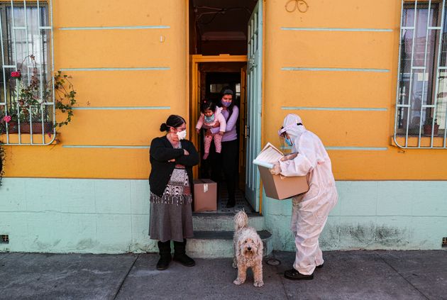 Διανομή τροφίμων για κατοίκους του Σαντιάγο, στη Χιλή, που έχουν τεθεί σε υποχρεωτική καραντίνα. 