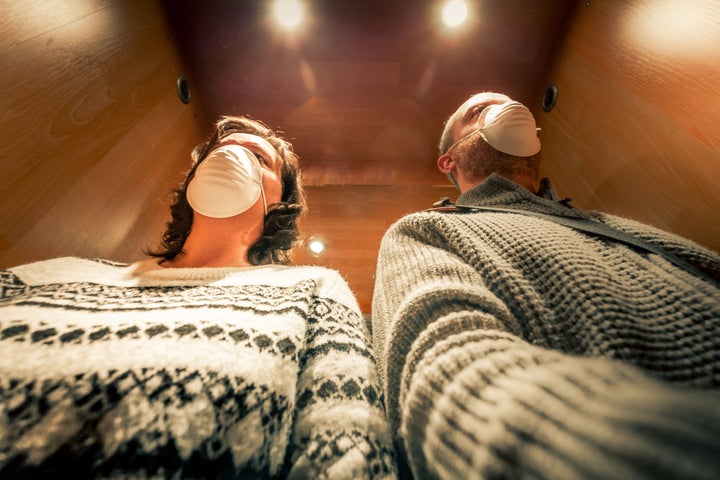Dos personas en un ascensor. 