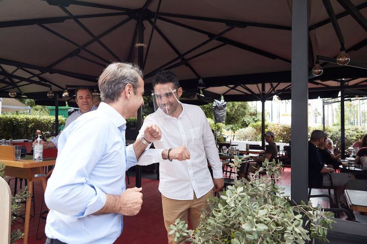 Ο Πρωθυπουργός Κυριάκος Μητσοτάκης επισκέφθηκε εμπορικούς δρόμους του Πειραιά