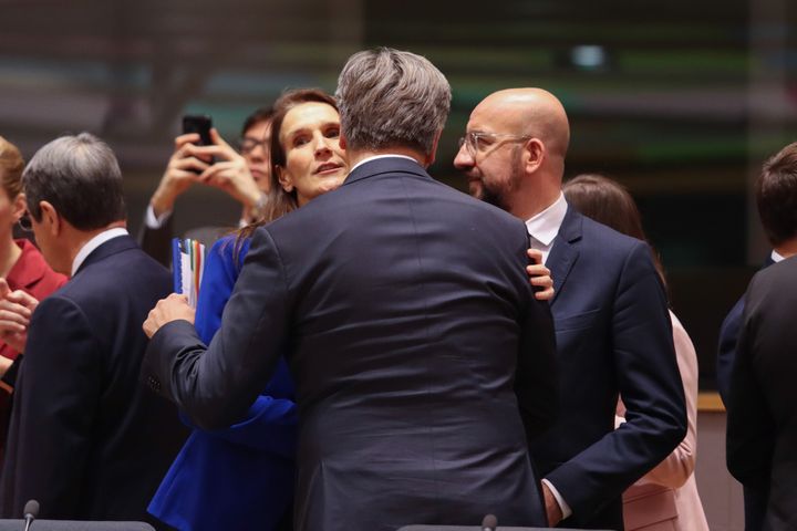 Εικόνα αρχείου: Εδώ η πρωθυπουργός του Βελγίου Σοφί Βίλμες, σε στιγμιότυπο με ασπασμό στο περιθώριο της συνόδου... Αυτή είναι πάντως μία κίνηση που δύσκολα θα δούμε στις επόμενες συνόδους κορυφής. (Photo by Nicolas Economou/NurPhoto via Getty Images)