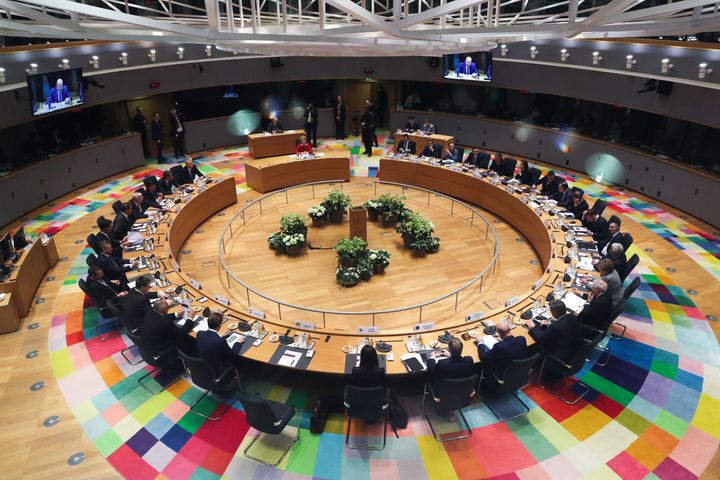 Εικόνα αρχείου: Γενική άποψη της αίθουσας όπου κάθονται οι Ευρωπαίοι ηγέτες κάθε φορά στις συνόδους κορυφής. Πιθανόν να το ξαναδούμε προσεχώς...αν και με κοινωνικές αποστάσεις ασφαλείας λόγω του κορονοϊού. (Photo by YVES HERMAN / POOL / AFP) (Photo by YVES HERMAN/POOL/AFP via Getty Images)