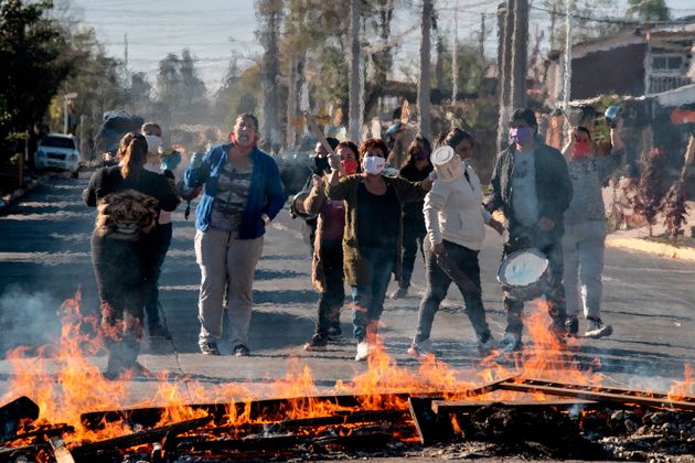 Διαδηλώσεις ξανά στη Χιλή κατά τους προέδρου της χώρας καθώς απελπισμένο πολίτες στα νότια, φτωχικά προάστια του Σαντιάγου καταγγέλλουν πως δεν έχουν τρόφιμα και χρήματα. 