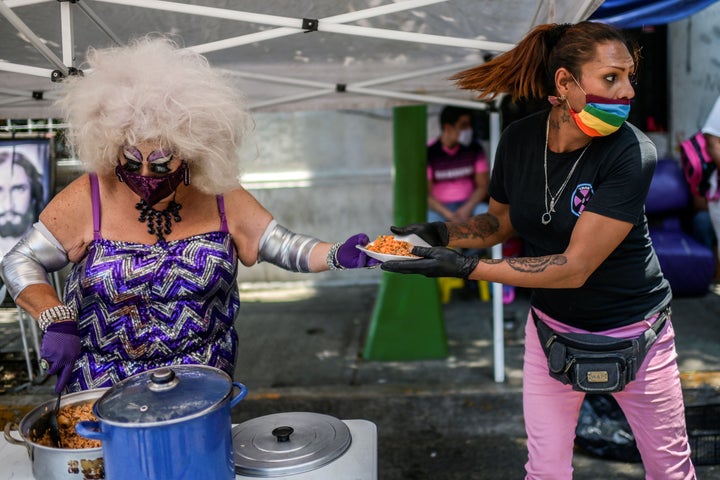 Η Drag Queen Nτιβάιν μοιράζει δωρεάν φαγητό στο πλαίσιο δράσεων οργάνωσης της LGBTQI κοινότητας σε όσους έμειναν χωρίς δουλειά λόγω της καραντίνας (Μεξικό) 