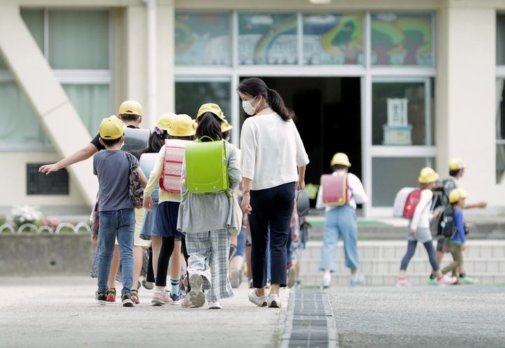 緊急事態宣言が解除され、分散登校が始まった小学校＝5日18日午前、愛知県北名古屋市