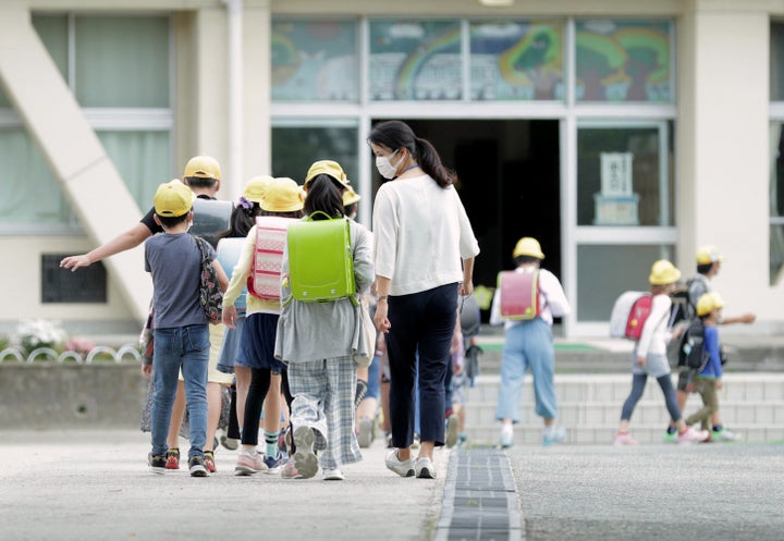緊急事態宣言が解除され、分散登校が始まった小学校=5日18日午前、愛知県北名古屋市