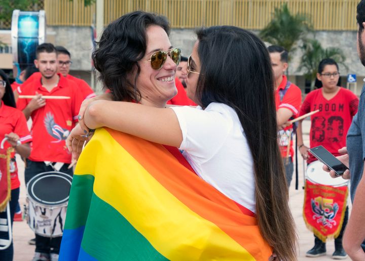 最高裁の前で開かれた同性婚を求めるデモで、抱き合うカップル（2018年8月）