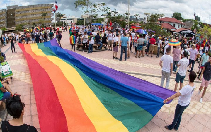 最高裁の前で開かれた、平等な婚姻の法制化を求めるデモ（2018年8月）