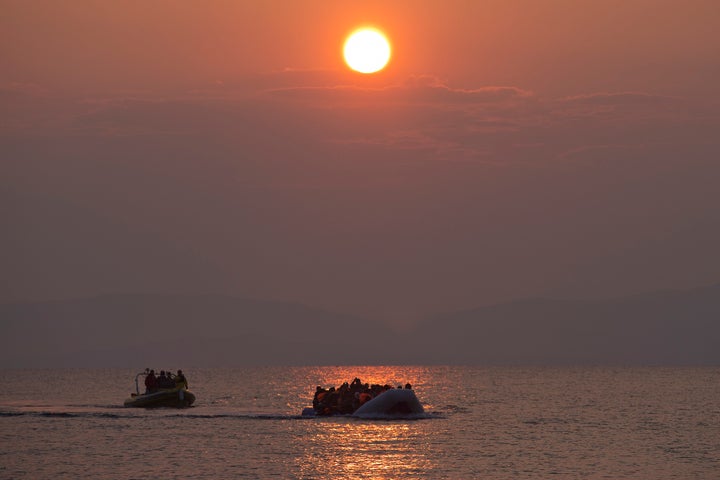 Φωτογραφία αρχείου - Λέμβος με πρόσφυγες - μετανάστες προσεγγίζει σε ακτή της Λέσβου (AP Photo/Petros Giannakouris)