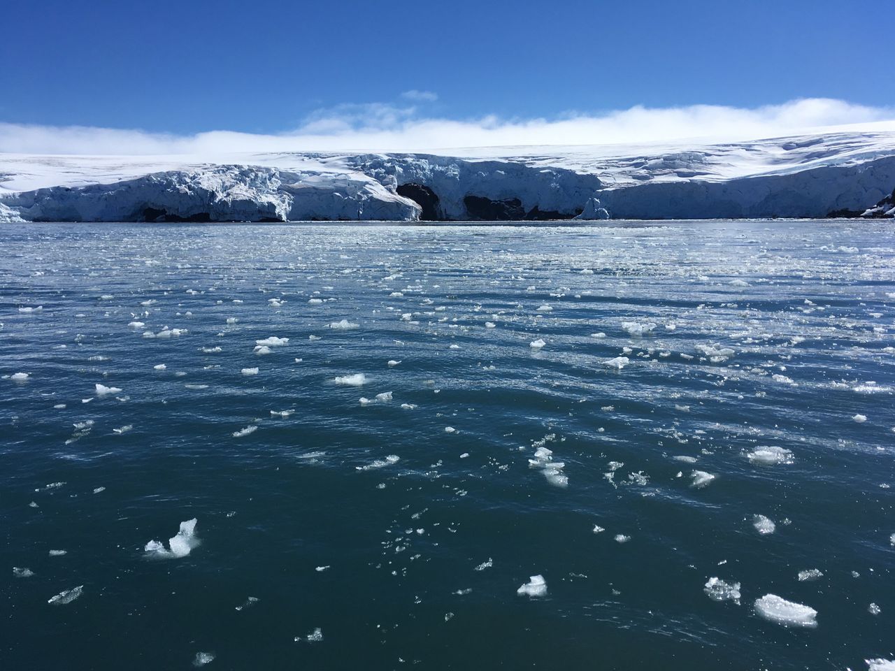 Κομμάτι πάγου από τον παγετών Κόλινγκς στο νησί Κινκγ Τζορτζ στην Ανταρκτική κατά τον Φεβρουάριο. 